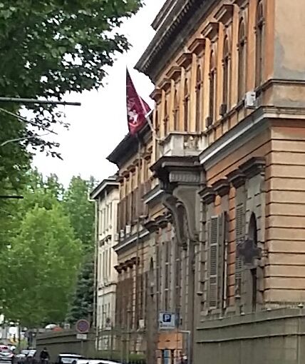 I balconi di Torino e provincia colorati di granata per ricordare il Grande Torino (FOTO e VIDEO)