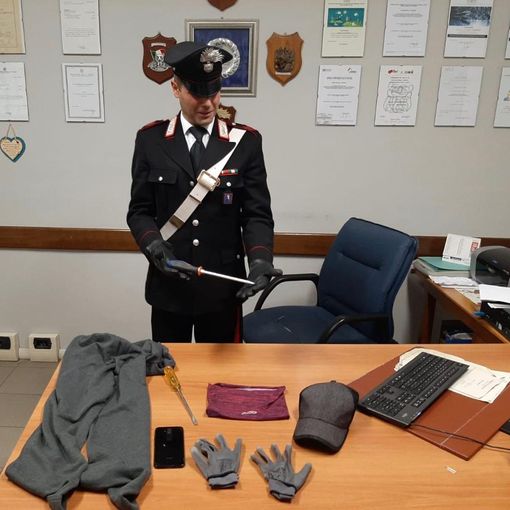 Cumiana, tre sospetti a bordo di un'auto fermati dai carabinieri: due scappano e uno denunciato