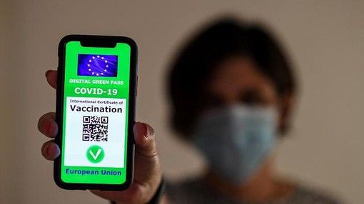 persona che mostra il green pass
