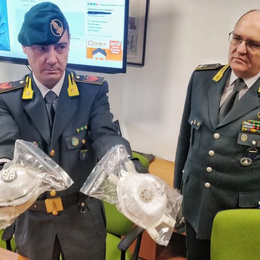 Coronavirus: mascherine vendute su Ebay a 5 mila euro, denunce e perquisizioni in tutta Italia