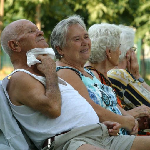 Persone anziane accaldate su una panchina