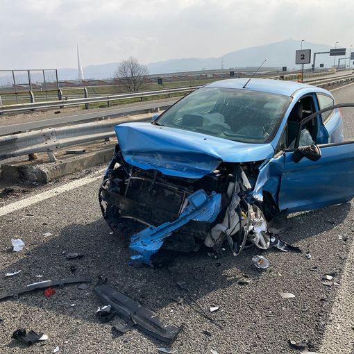 Paura in tangenziale: auto ribaltate o mezze distrutte, fortunatamente i feriti non sono gravi
