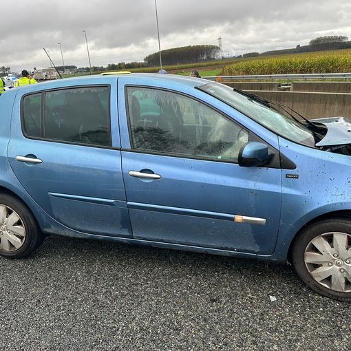 Auto precipita per 15 metri giù da una scarpata a Pian Munè di Paesana: miracolata la coppia di Pinerolesi a bordo