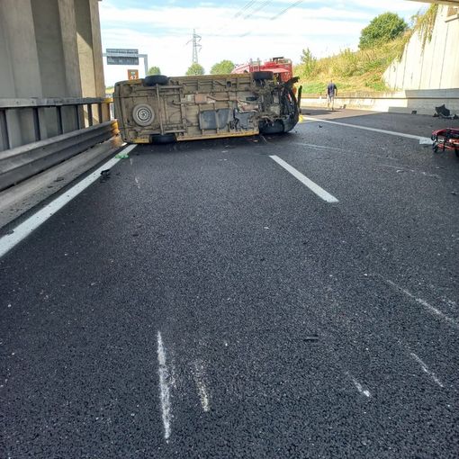 Auto ribaltata su un fianco dopo un incidente