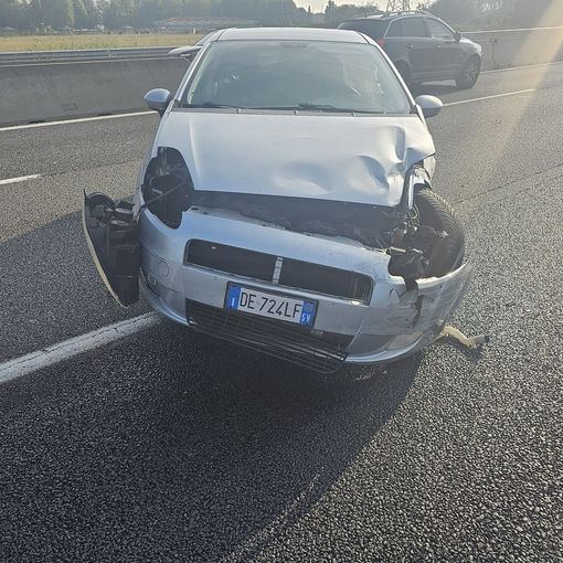 Incidente in tangenziale, Fiat Punto distrutta e traffico in tilt