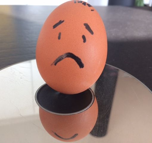 uovo con la faccia triste