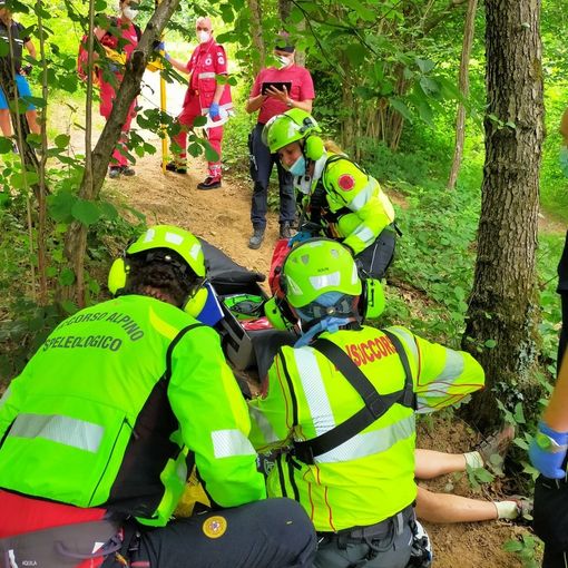 Cade dalla mountain bike sopra Giaveno: si sospetta l'interessamento della colonna vertebrale