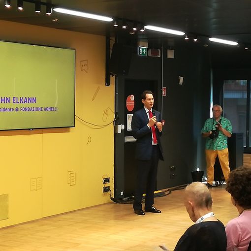 John Elkann davanti a un megaschermo