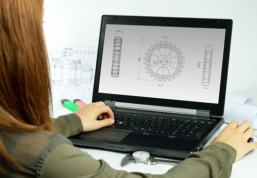 Ragazza lavora al computer