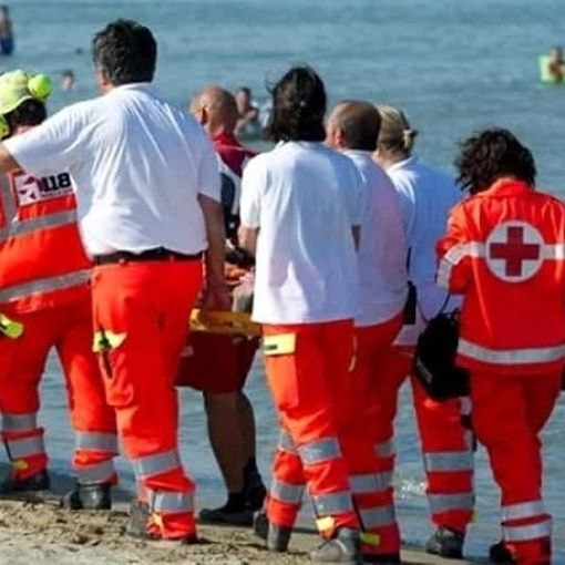 malore in spiaggia - foto di archivio