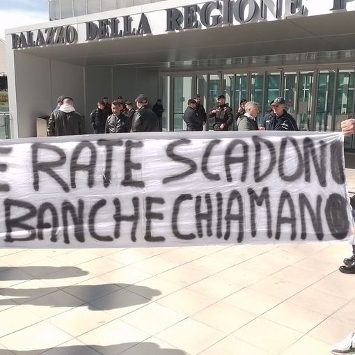 Delgrosso, la disperazione dei 108 lavoratori raggiunge il Grattacielo Piemonte
