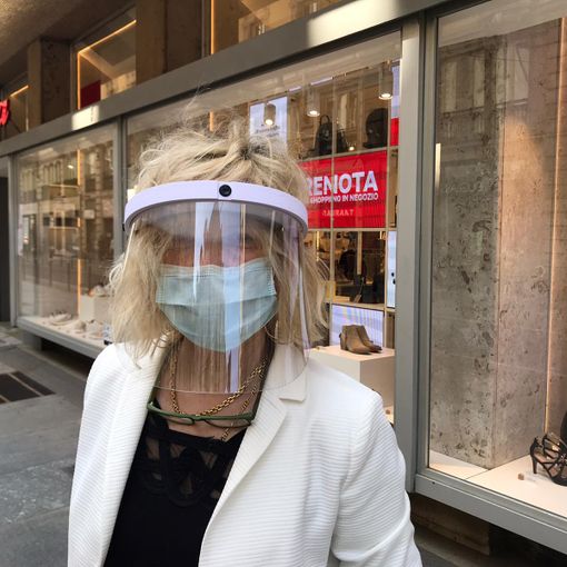 Da oggi fino al 2 giugno in Piemonte obbligo di mascherina all'aperto