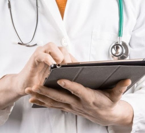 Medico con cartella in mano e stetoscopio