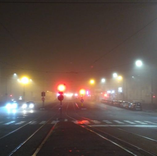 strada nella nebbia