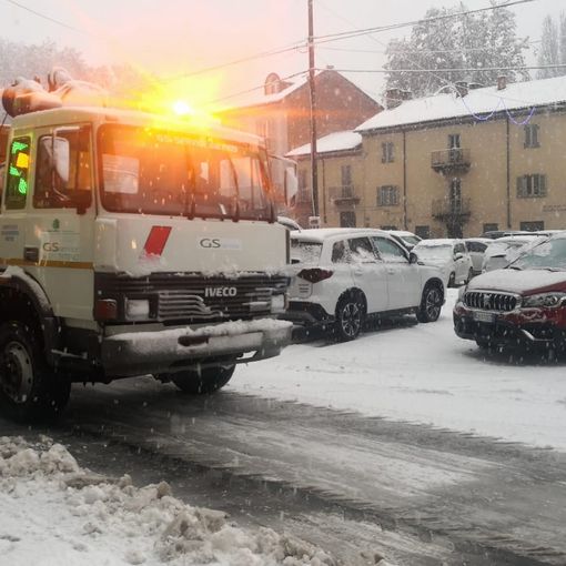 Mezzo spargisale con neve sulle strade