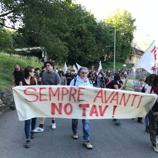 Tensioni in Valle di Susa, bruciato il cancello del cantiere a Chiomonte