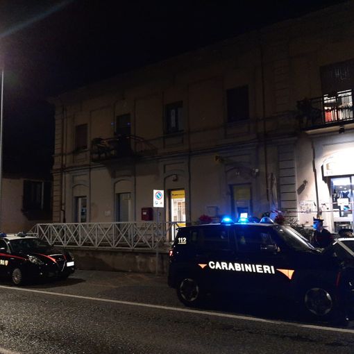 carabinieri fuori dal locale di luserna