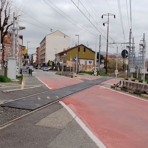 Nichelino, il passaggio a livello rimane ancora una volta aperto con un treno in transito