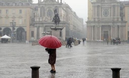 pioggia in piazza San Carlo, persona con ombrello
