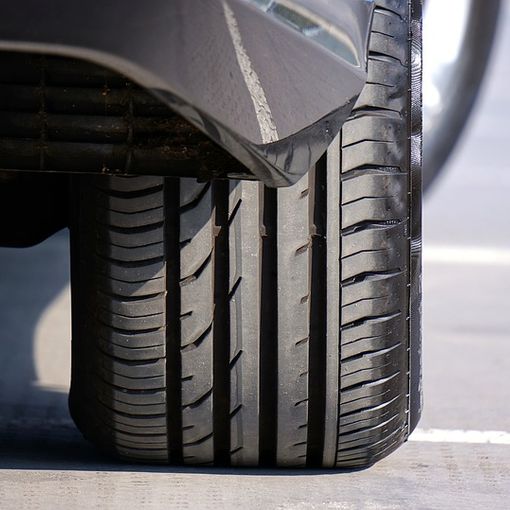 auto con pneumatico in primo piano