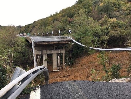 Il viadotto crollato lungo la A6 Torino-Savona