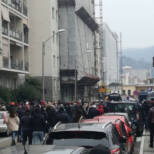 Cori, petardi e fuochi d'artificio: la protesta del tifo granata &quot;assedia&quot; i giocatori al Filadelfia [VIDEO]
