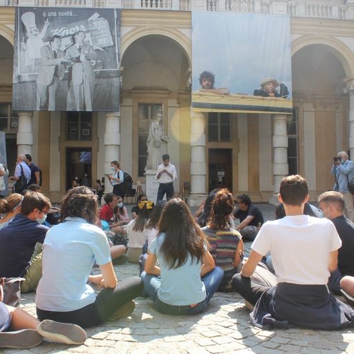 Gli studenti contro il Green Pass occupano il cortile dell'Università di Torino: &quot;E' discriminatorio&quot; [FOTO E VIDEO]