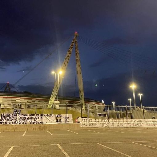 Nella serata di ieri sono comparsi all'Allianz stadium alcuni striscioni di protesta della tifoseria bianconera contro la Superlega