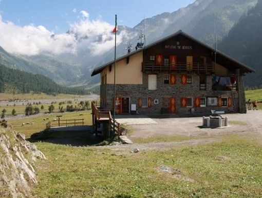Il rifugio Jervis &quot;criticato&quot; dai turisti si difende: &quot;Da noi un'accoglienza calorosa, ma non possiamo offrire i servizi di un hotel...&quot;&quot;