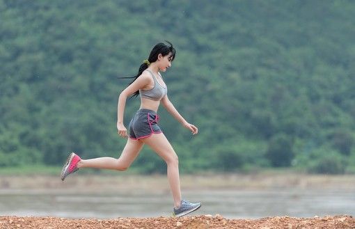 Donna che corre