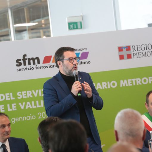 Matteo Salvini parla al microfono