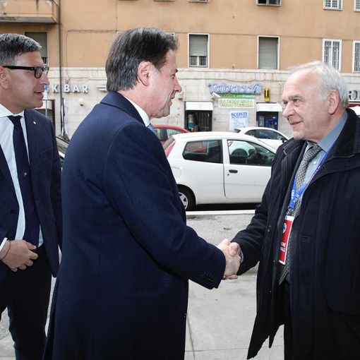 Stretta di mano tra Giuseppe Conte e Bruno Scanferla Stretta di mano tra Giuseppe Conte e Bruno Scanferla
