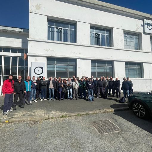 Lavoratori in sciopero all'esterno di un'azienda