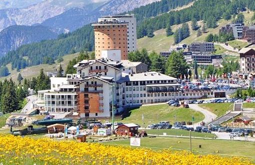 panorama di Sestriere e montagne sullo sfondo