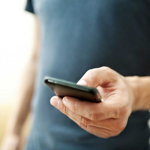 uomo che consulta il cellulare
