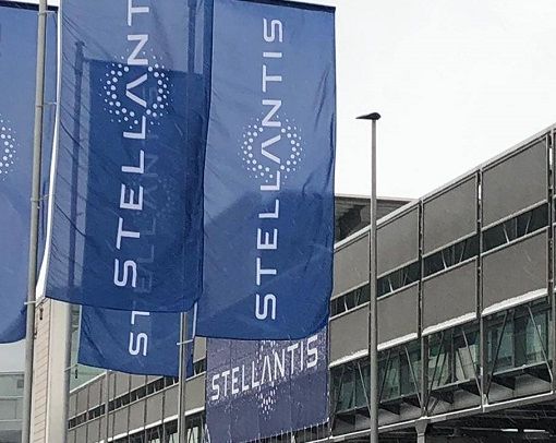 Bandiere di uno stabilimento Stellantis