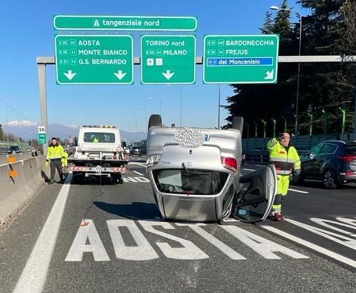 Scontro in tangenziale, un'auto si ribalta sulla carreggiata a testa in giù: due feriti, disagi al traffico