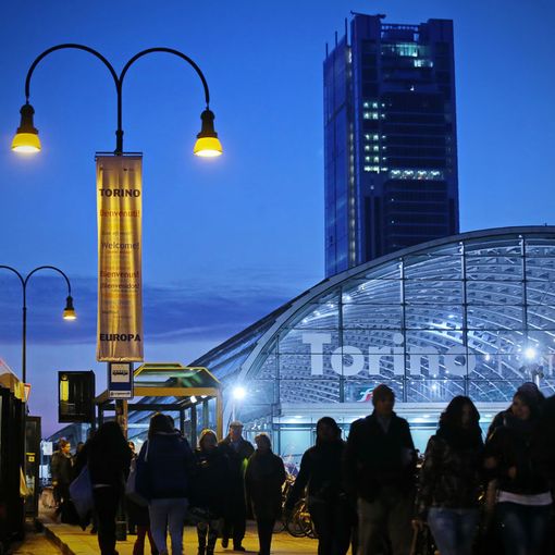 Stazione di Porta Susa con passeggeri a piedi