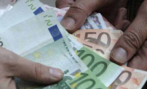 Finto carabiniere truffa anziana di Moncalieri, portandole via 8 mila euro: ma le telecamere lo inchiodano Finto carabiniere truffa anziana di Moncalieri, portandole via 8 mila euro: ma le telecamere lo inchiodano