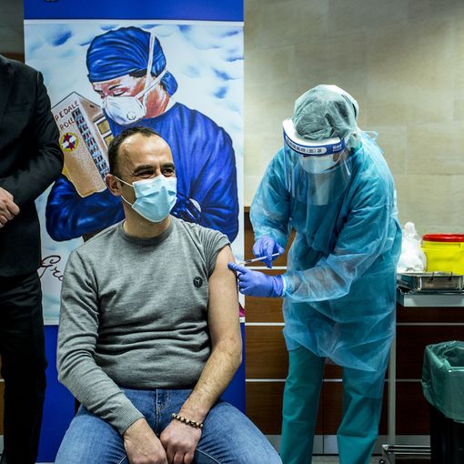 Un uomo riceve il vaccino anti Covid