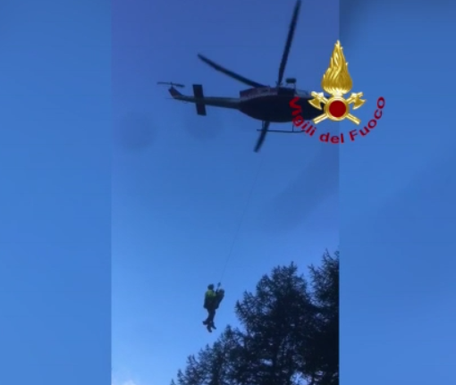Si perde tra i boschi di Prali: lo recuperano sano e salvo i vigili del fuoco [VIDEO]