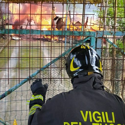 Beinasco, rogo in alcuni capanni agricoli: intervento dei vigili del fuoco