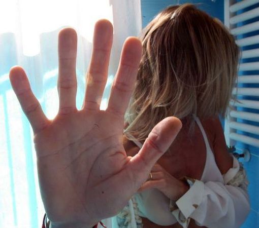 Molesta e picchia l'ex fidanzata, 26enne arrestato dai carabinieri di Nichelino