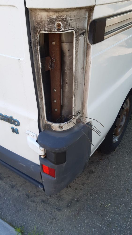 Il pulmino danneggiato Il pulmino danneggiato