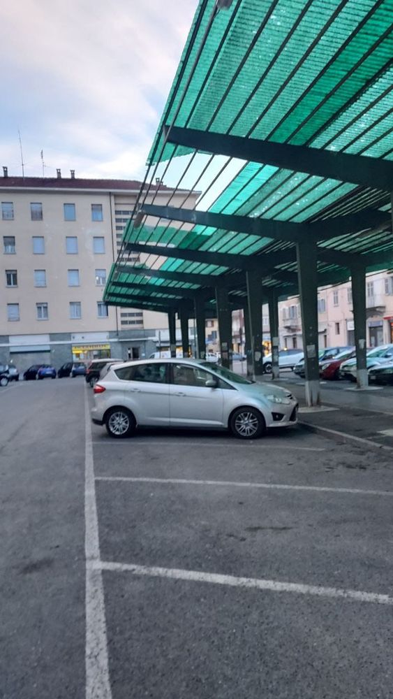 Vento forte: danni in piazza Roma a Pinerolo, stop al mercato del produttori