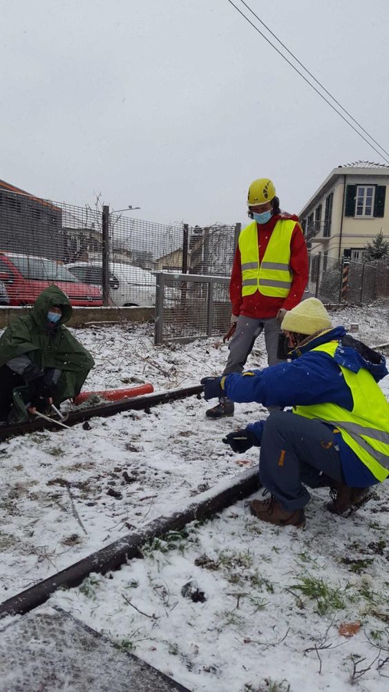 Attivisti in azione al passaggio livello di corso Torino a Pinerolo