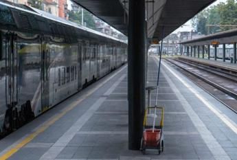 Parla il capotreno ferito a Genova: &quot;Sputi e calci, poi, 4 coltellate&quot;