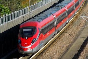 Treni, ancora rallentamenti sulla linea ferroviaria: ritardi e cancellazioni
