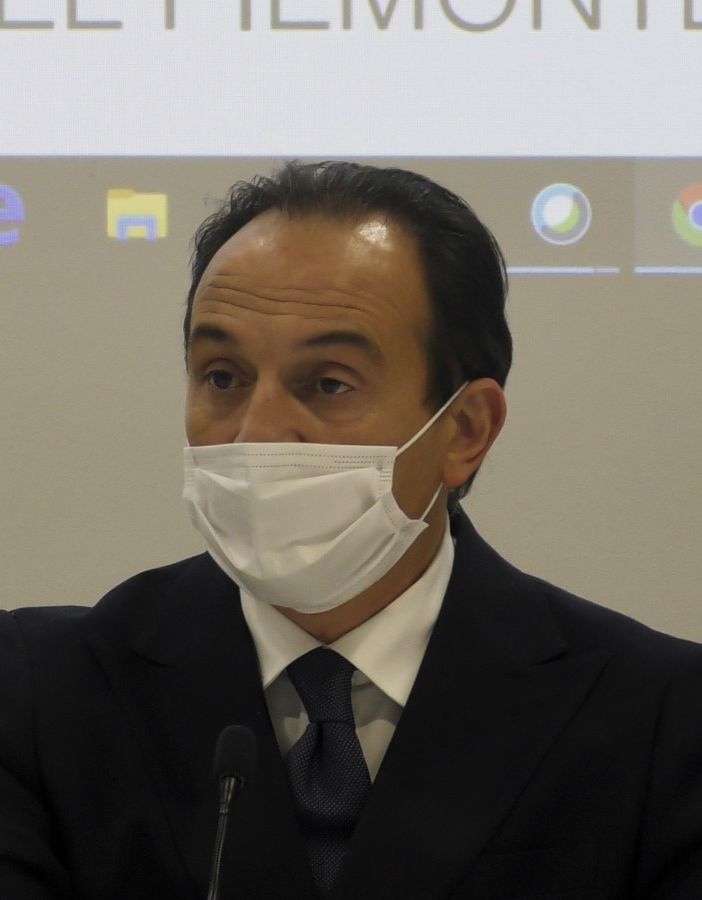 Il governatore del Piemonte, Alberto Cirio, con la mascherina
