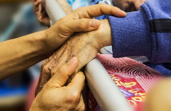 Una mano di conforto per un anziano ricoverato in Rsa